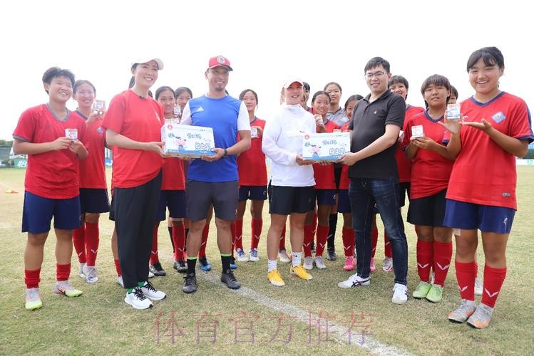 草原“玫瑰”闪耀中青赛 国脚看望建队35年呼市蒙校U15女足 草原“玫瑰”闪耀中青赛 国脚看望建队35年呼市蒙校U15女足