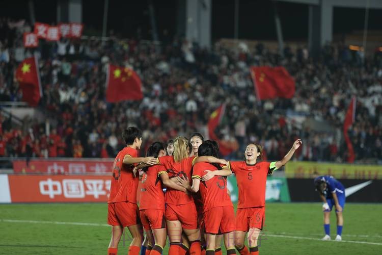 新华社：女队长率领男足出征比赛！这姑娘真的太帅了